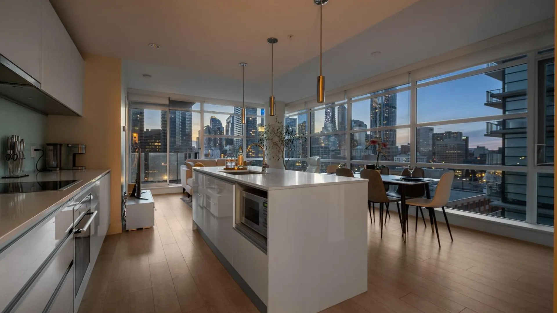 5-Min Walk To Stampede!! Luxury Corner Unit Dt W Panoramic Skyline City & Tower Views! Near Stampede, Bmo Centre! Free Banff Pass, Parking, Wine! Calgary Holiday home