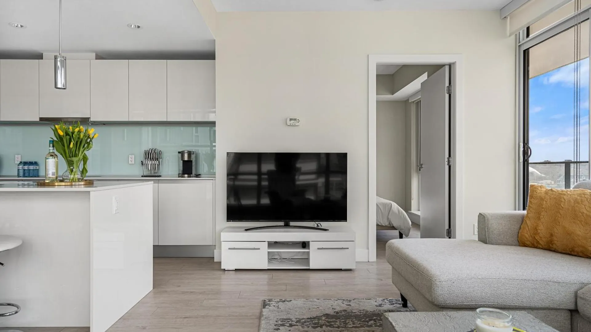 Holiday home 5-Min Walk To Stampede!! Luxury Corner Unit Dt W Panoramic Skyline City & Tower Views! Near Stampede, Bmo Centre! Free Banff Pass, Parking, Wine! Calgary Canada