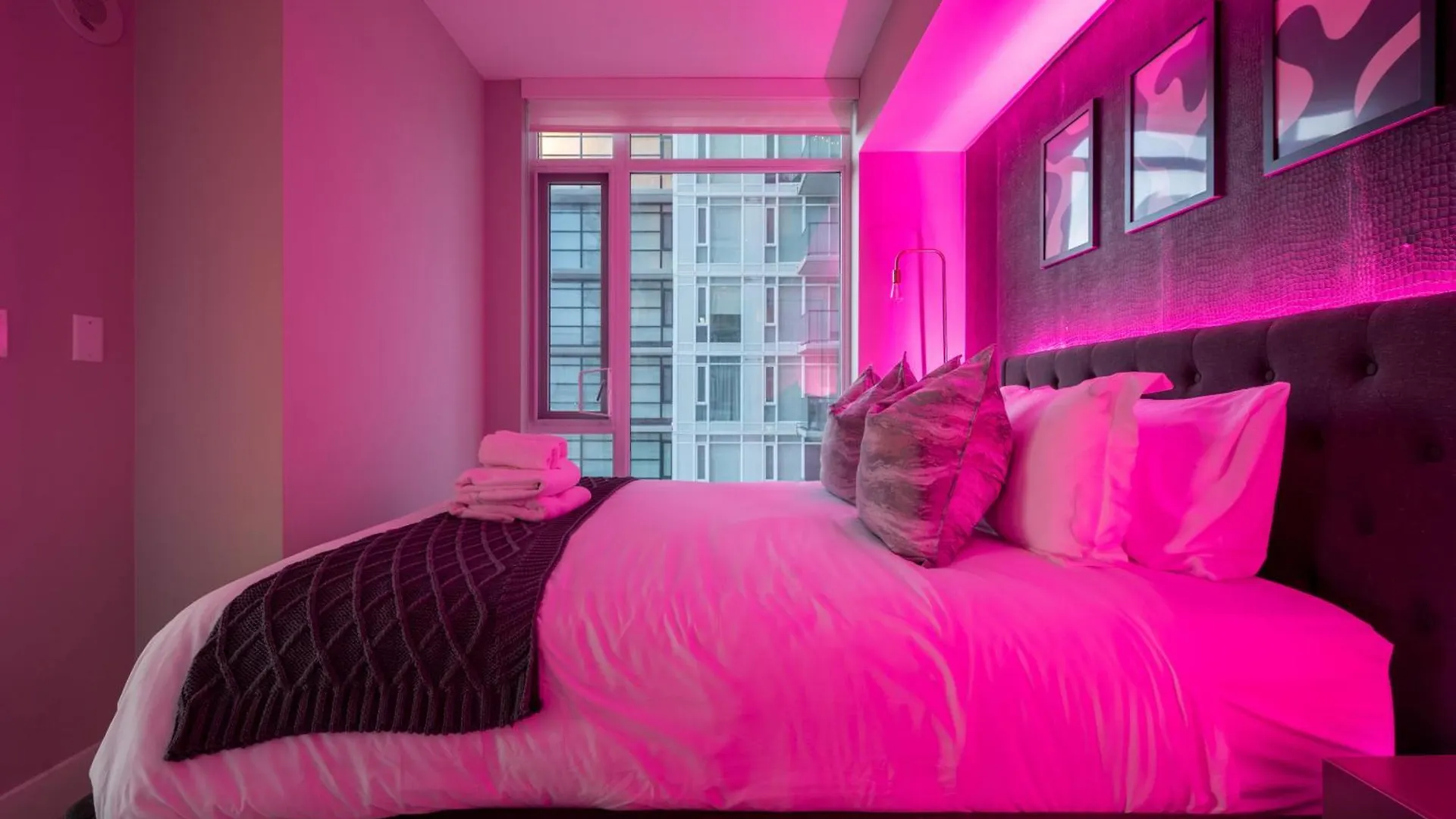 5-Min Walk To Stampede!! Luxury Corner Unit Dt W Panoramic Skyline City & Tower Views! Near Stampede, Bmo Centre! Free Banff Pass, Parking, Wine! Calgary