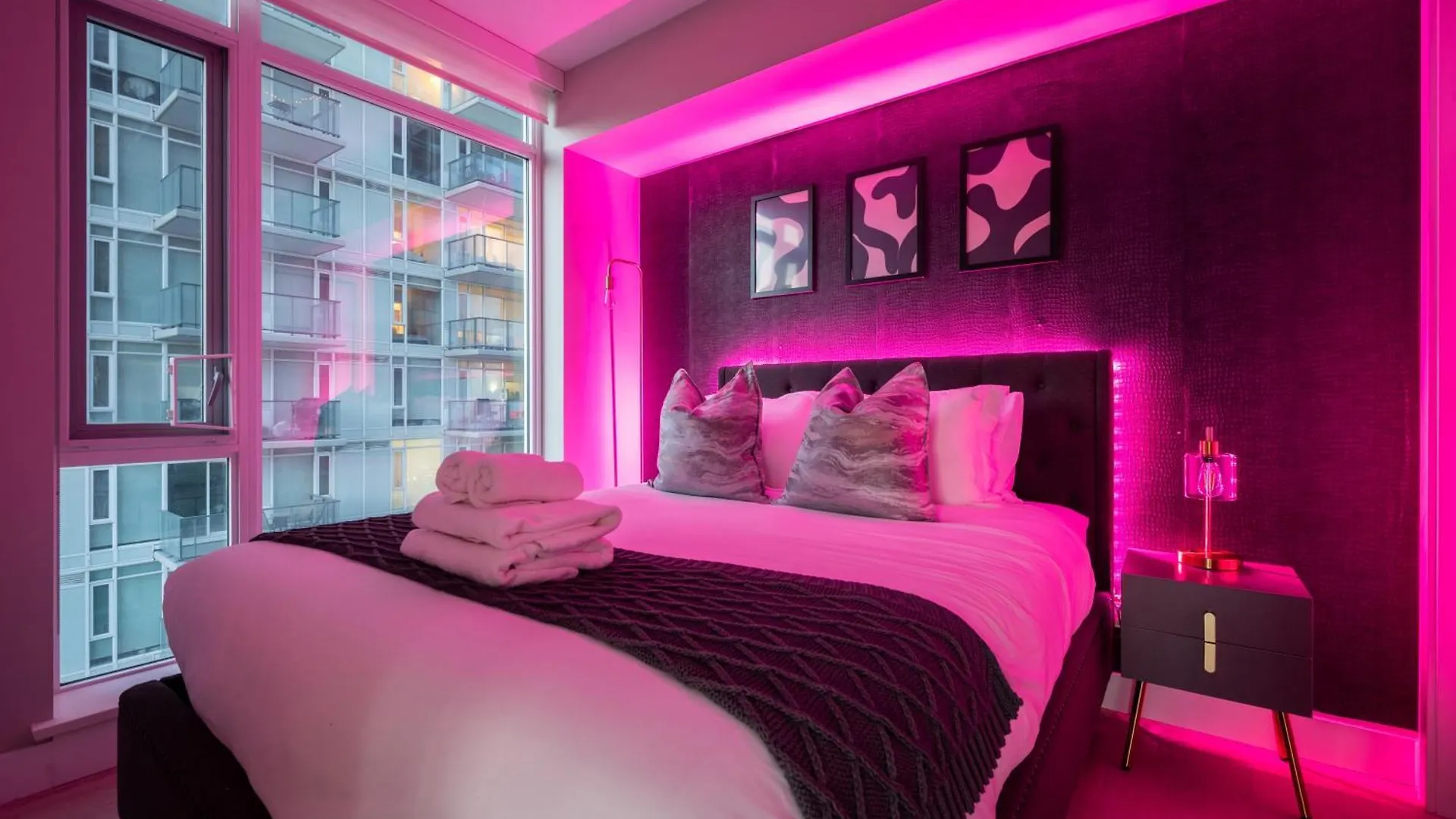 Holiday home 5-Min Walk To Stampede!! Luxury Corner Unit Dt W Panoramic Skyline City & Tower Views! Near Stampede, Bmo Centre! Free Banff Pass, Parking, Wine! Calgary
