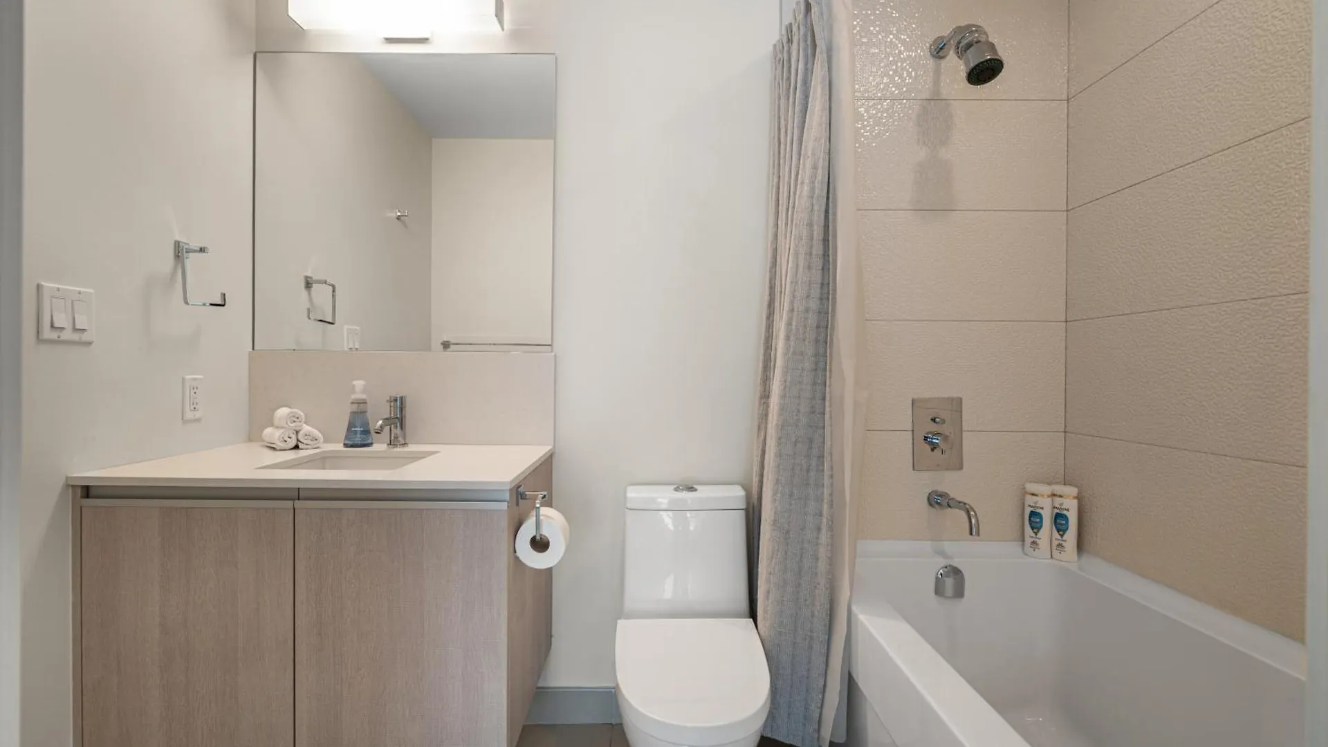 Holiday home 5-Min Walk To Stampede!! Luxury Corner Unit Dt W Panoramic Skyline City & Tower Views! Near Stampede, Bmo Centre! Free Banff Pass, Parking, Wine! Calgary