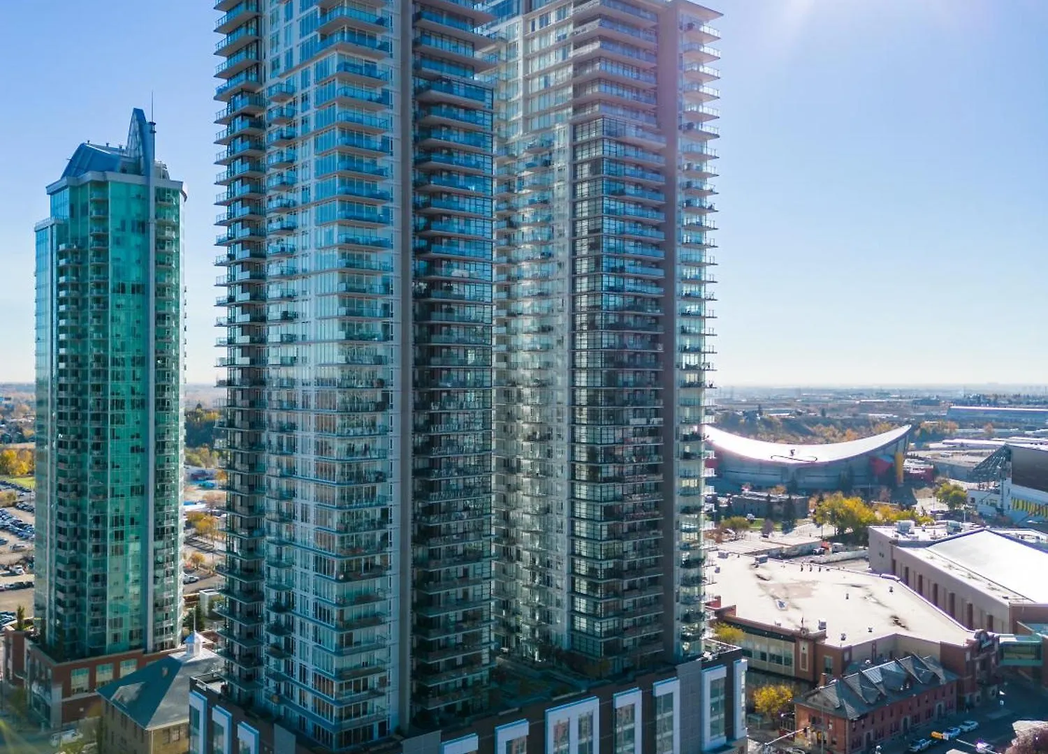 Holiday home 5-Min Walk To Stampede!! Luxury Corner Unit Dt W Panoramic Skyline City & Tower Views! Near Stampede, Bmo Centre! Free Banff Pass, Parking, Wine! Calgary