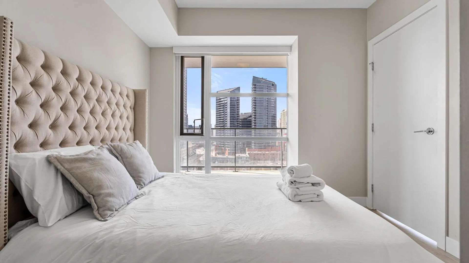 5-Min Walk To Stampede!! Luxury Corner Unit Dt W Panoramic Skyline City & Tower Views! Near Stampede, Bmo Centre! Free Banff Pass, Parking, Wine! Calgary Holiday home