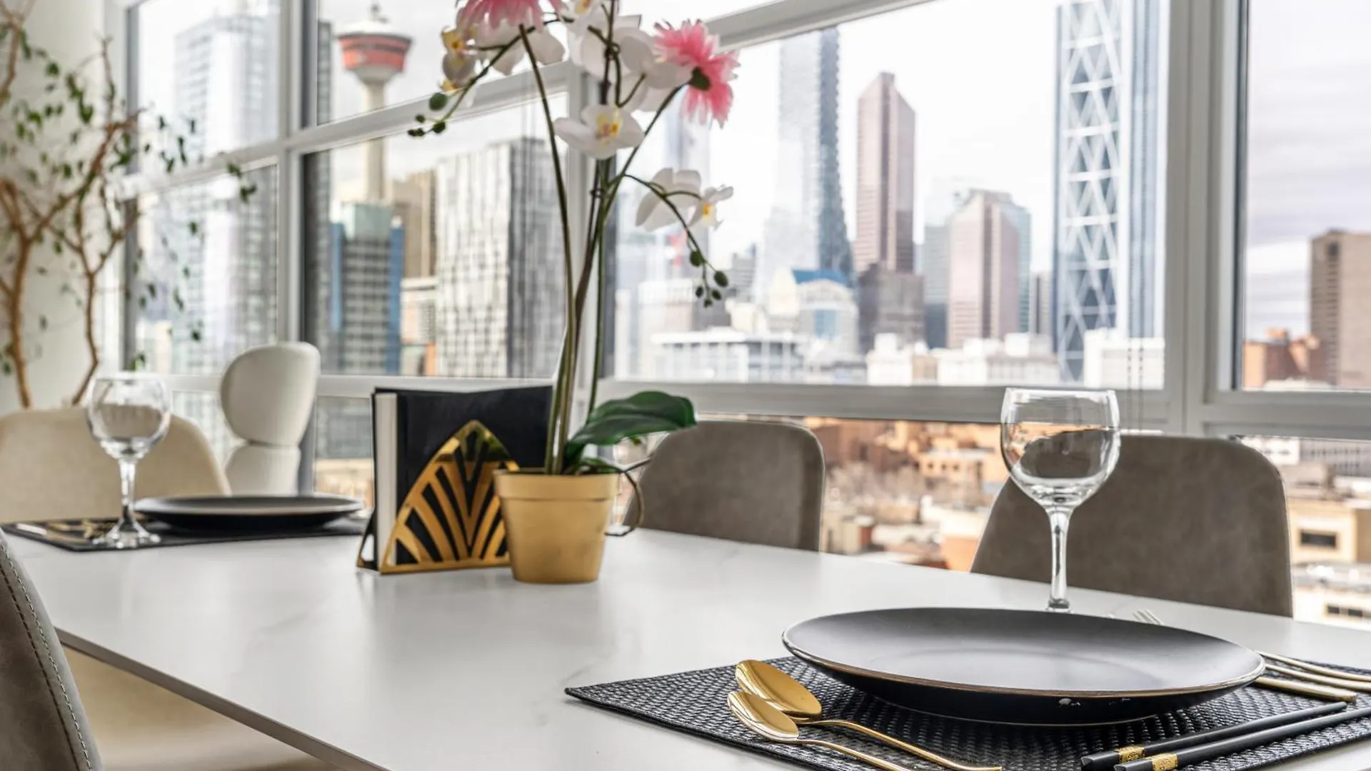 5-Min Walk To Stampede!! Luxury Corner Unit Dt W Panoramic Skyline City & Tower Views! Near Stampede, Bmo Centre! Free Banff Pass, Parking, Wine! Calgary Canada