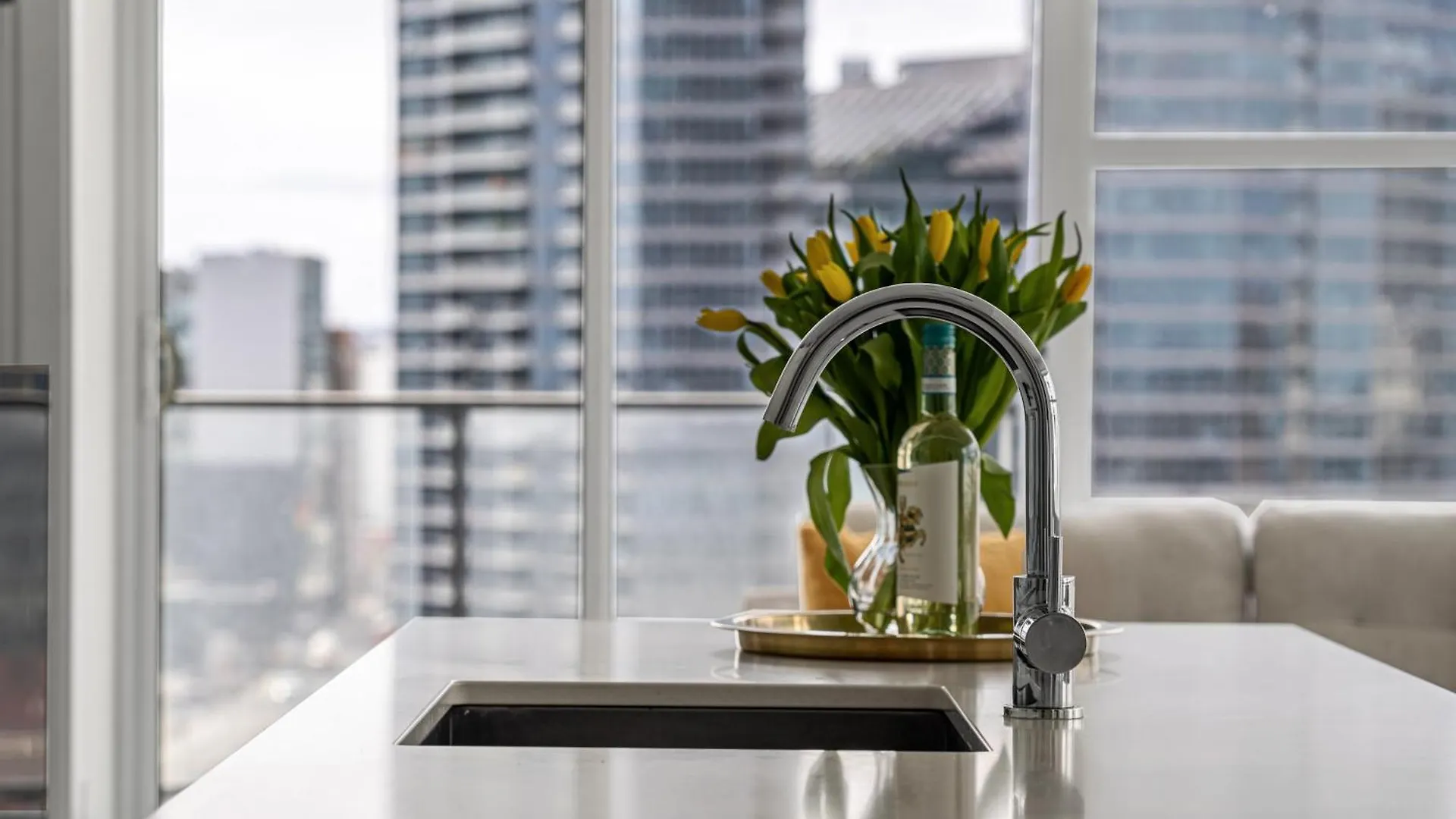 5-Min Walk To Stampede!! Luxury Corner Unit Dt W Panoramic Skyline City & Tower Views! Near Stampede, Bmo Centre! Free Banff Pass, Parking, Wine! Calgary 0*,  Canada